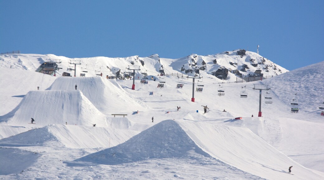 Cardrona alpinområde som inkluderer snø