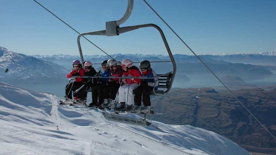 Treble Cone welches beinhaltet Schnee, Skifahren und Gondel