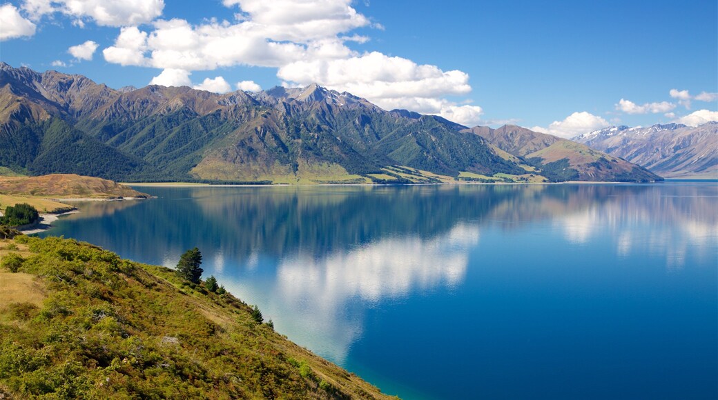 Lake Hawea mostrando montanhas e um lago ou charco