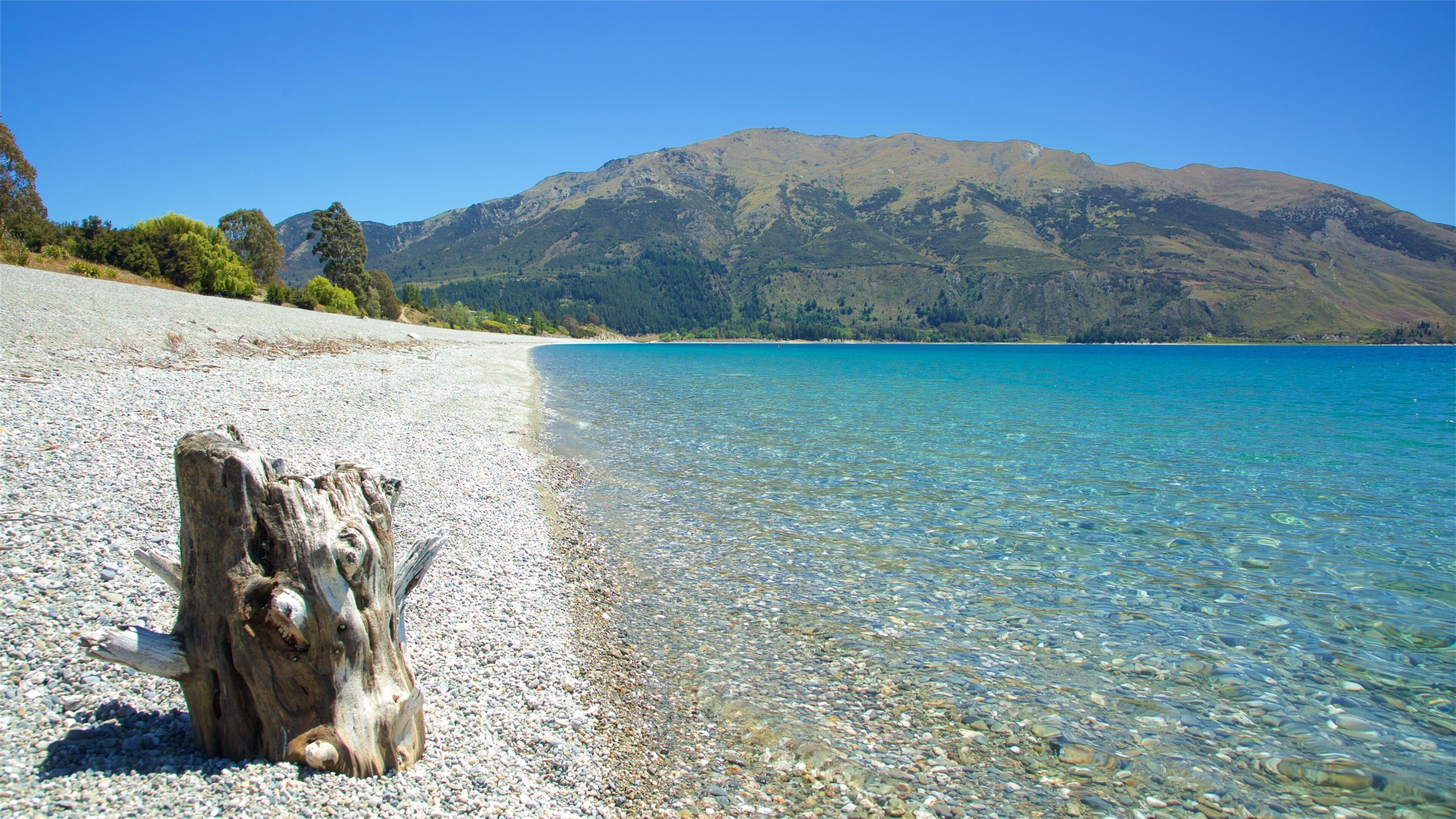 Lake Hawea mostrando um lago ou charco e montanhas
