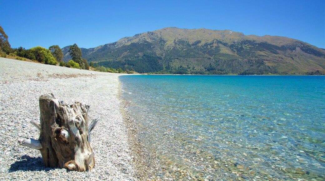 Lake Hawea mostrando um lago ou charco e montanhas