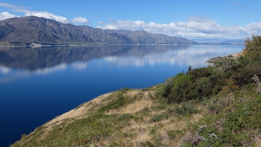 Just when we thought New Zealand couldn't possibly get even more beautiful, we came across this spectacular view of Lake Hawea.