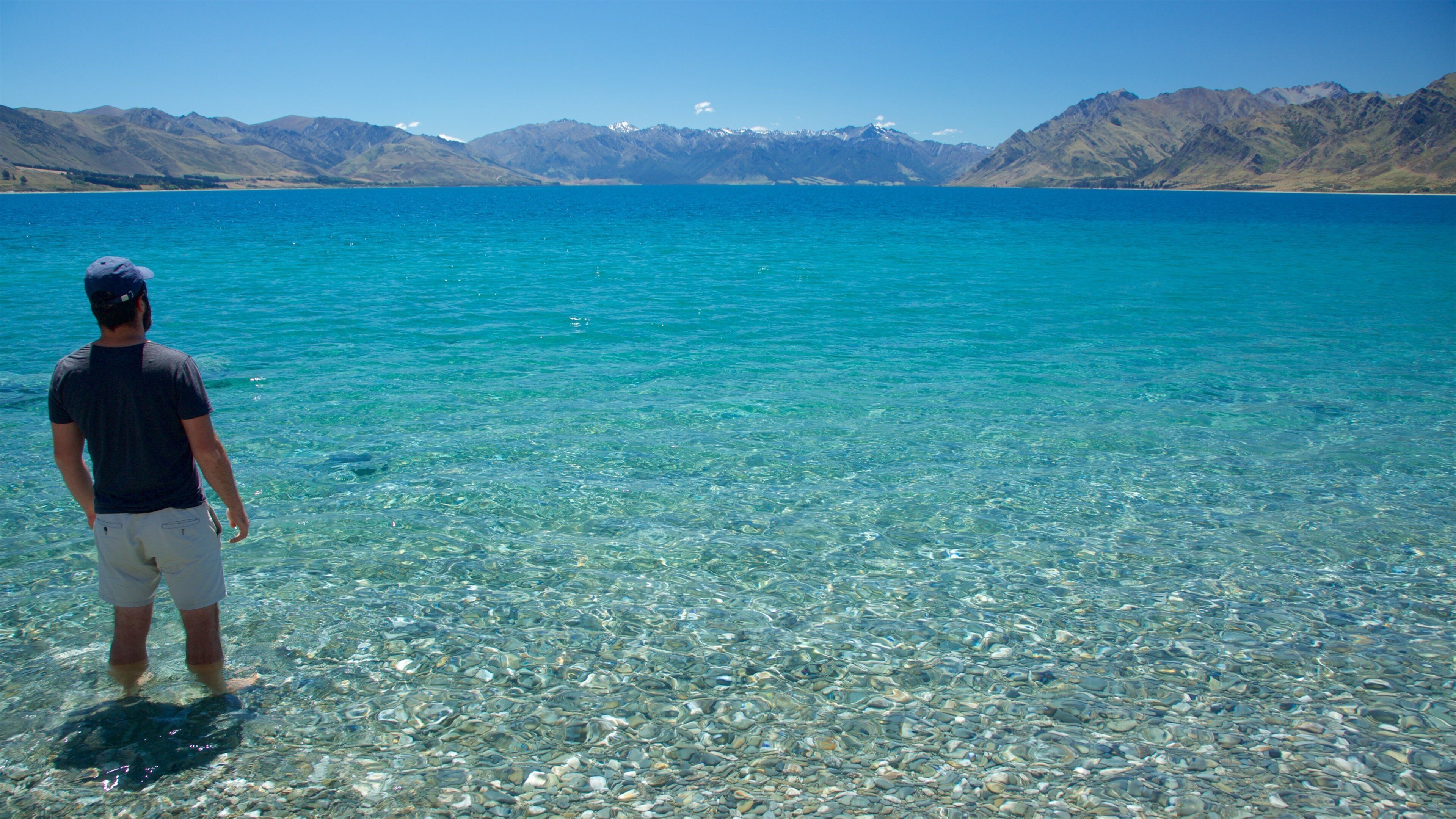 Hồ Hawea trong đó bao gồm hồ nước, bãi biển sỏi và những ngọn núi