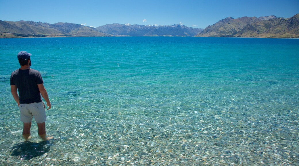 Hồ Hawea trong đó bao gồm hồ nước, bãi biển sỏi và những ngọn núi