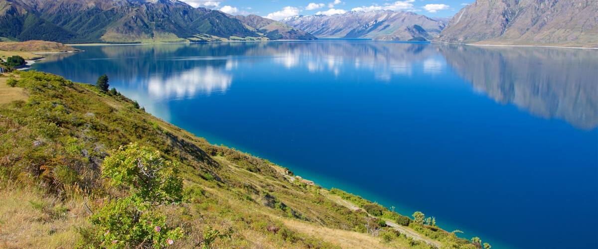 Lake Hawea , Wanaka, Nueva Zelanda mostrando un lago o espejo de agua y montañas