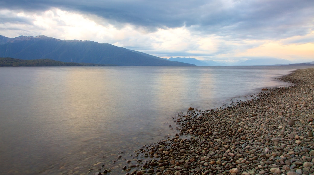Lake Te Anau showing mountains, a lake or waterhole and a sunset