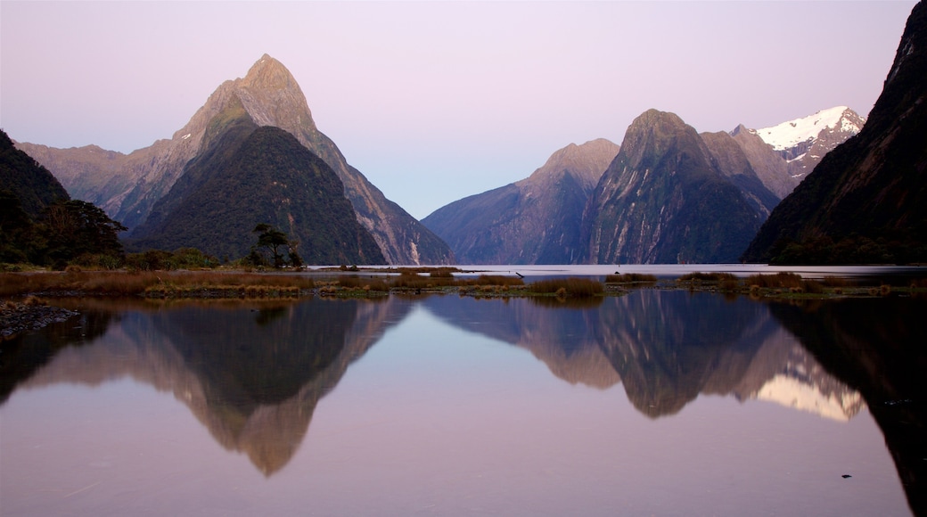 Đỉnh Mitre cho thấy những ngọn núi, cảng hoặc vịnh và hoàng hôn