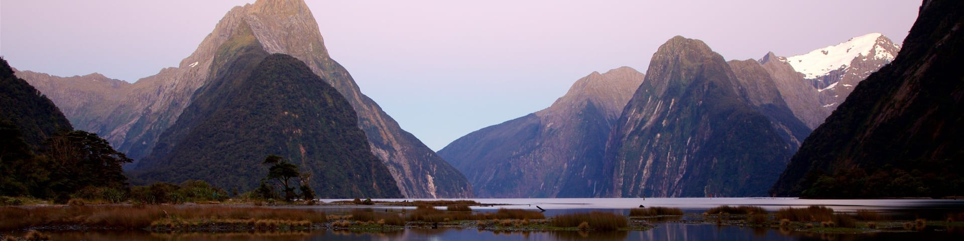 Mitre Peak , Nueva Zelanda ofreciendo montañas, una bahía o un puerto y un atardecer