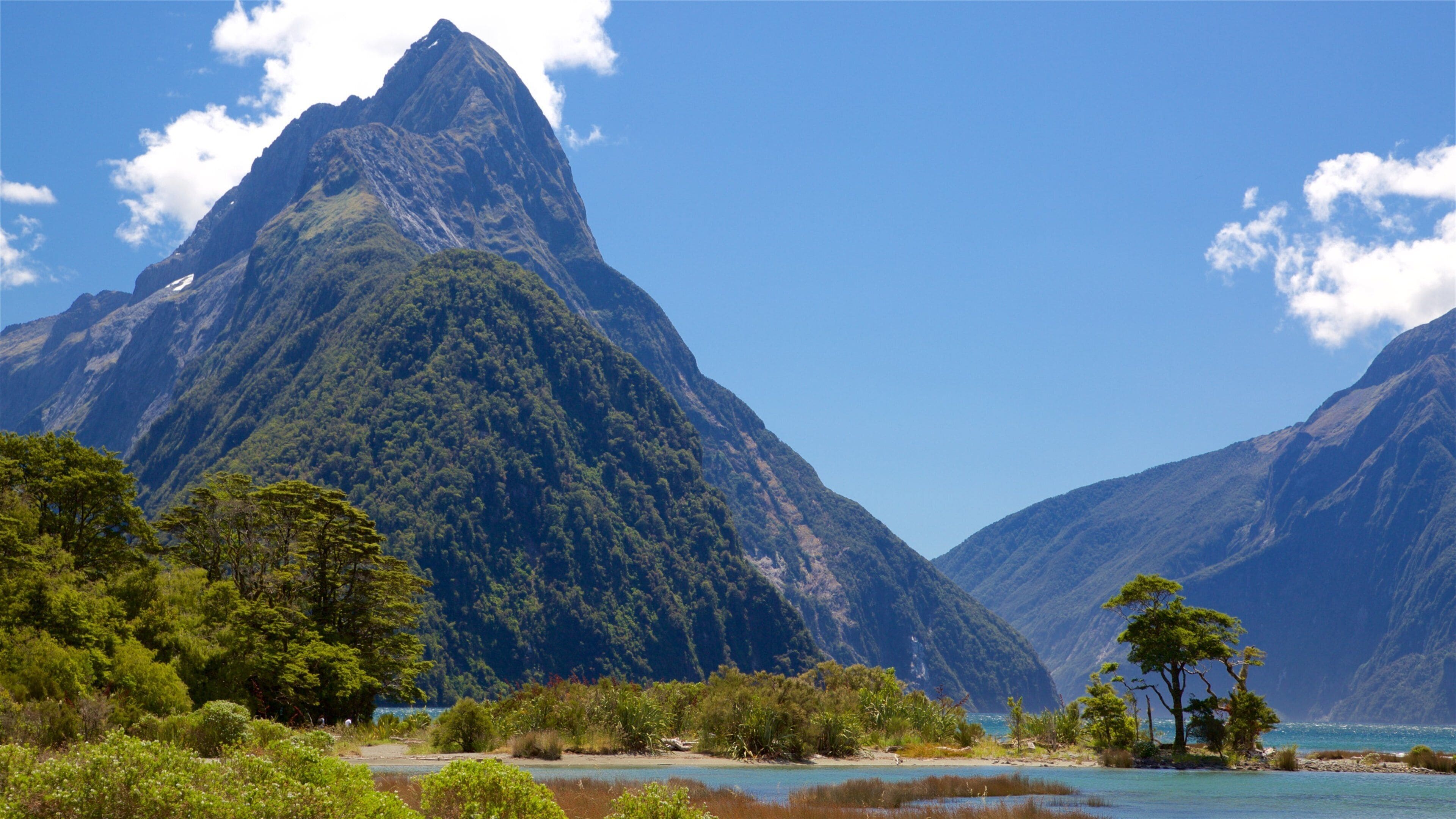 Mitre Peak das einen Berge und See oder Wasserstelle