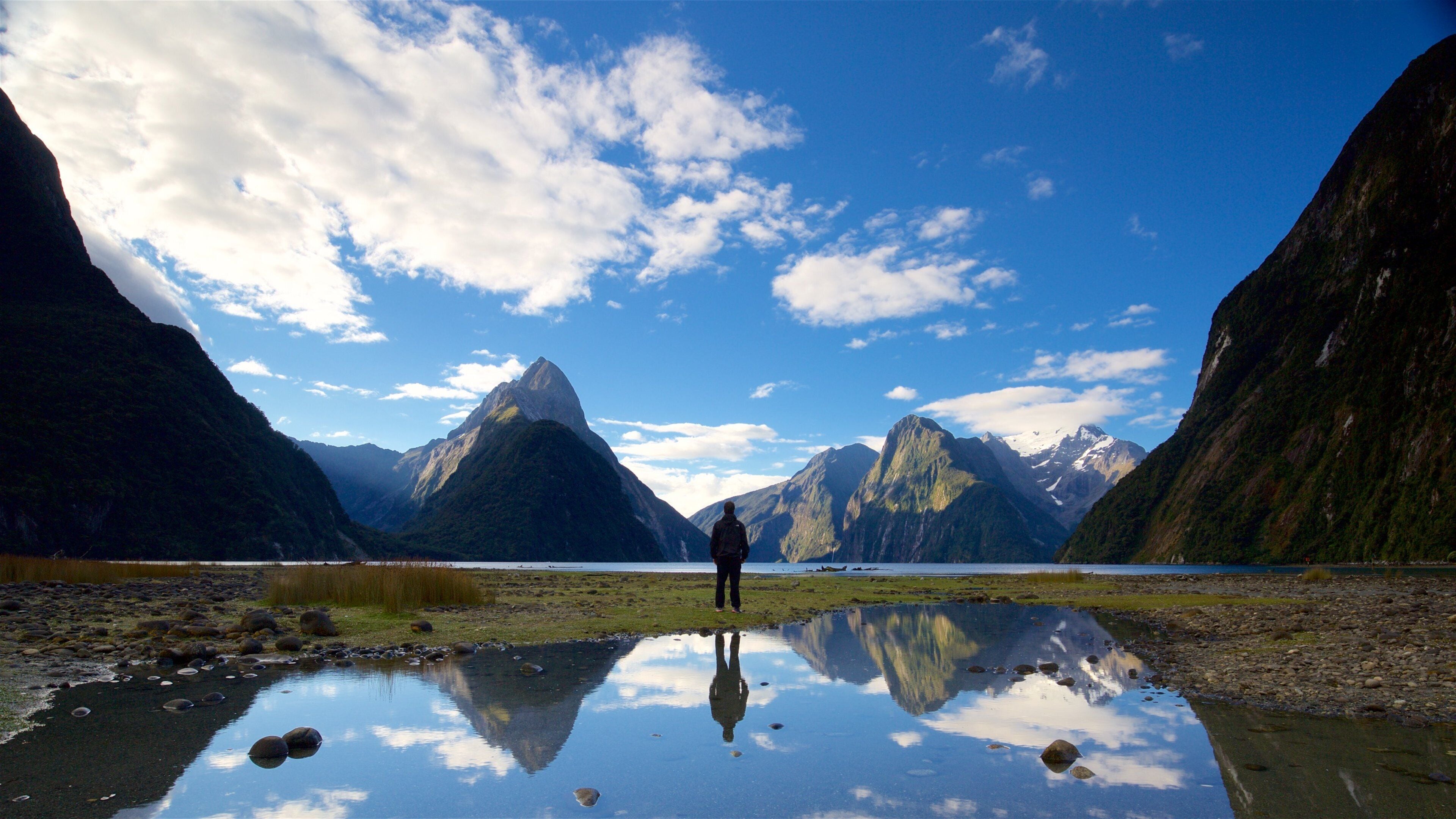 Mitre Peak fasiliteter samt bukt eller havn, strand med småstein og fjell