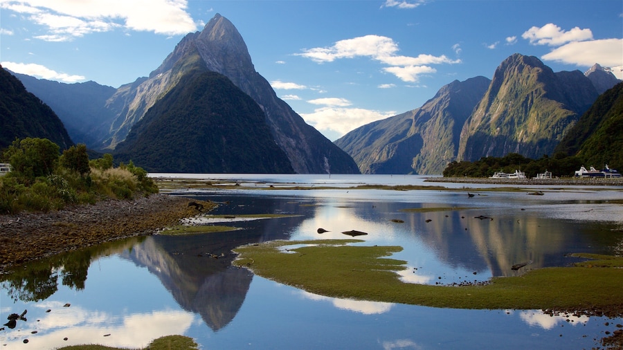 Mitre Peak che include spiaggia di ciottoli, baia e porto e montagna