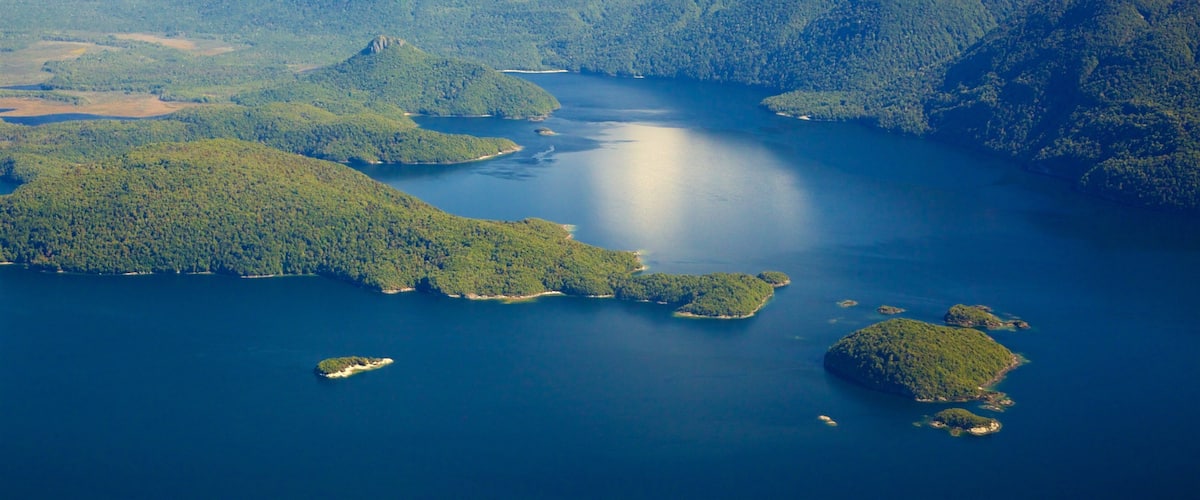 Lake Manapouri showing forests, mountains and a lake or waterhole