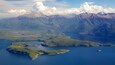 Un paysage montagneux avec un grand lac et plusieurs îles.
