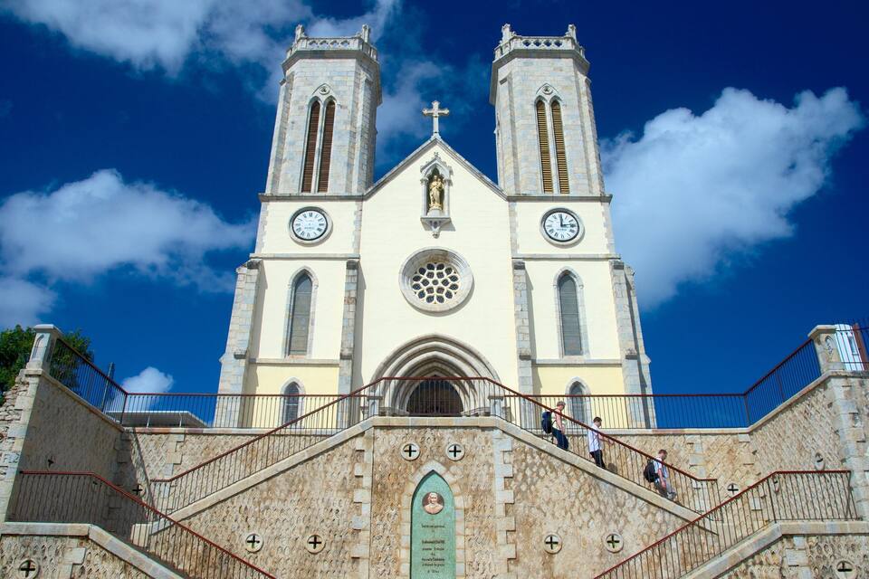 Una iglesia histórica con dos torres gemelas y un rosetón central.