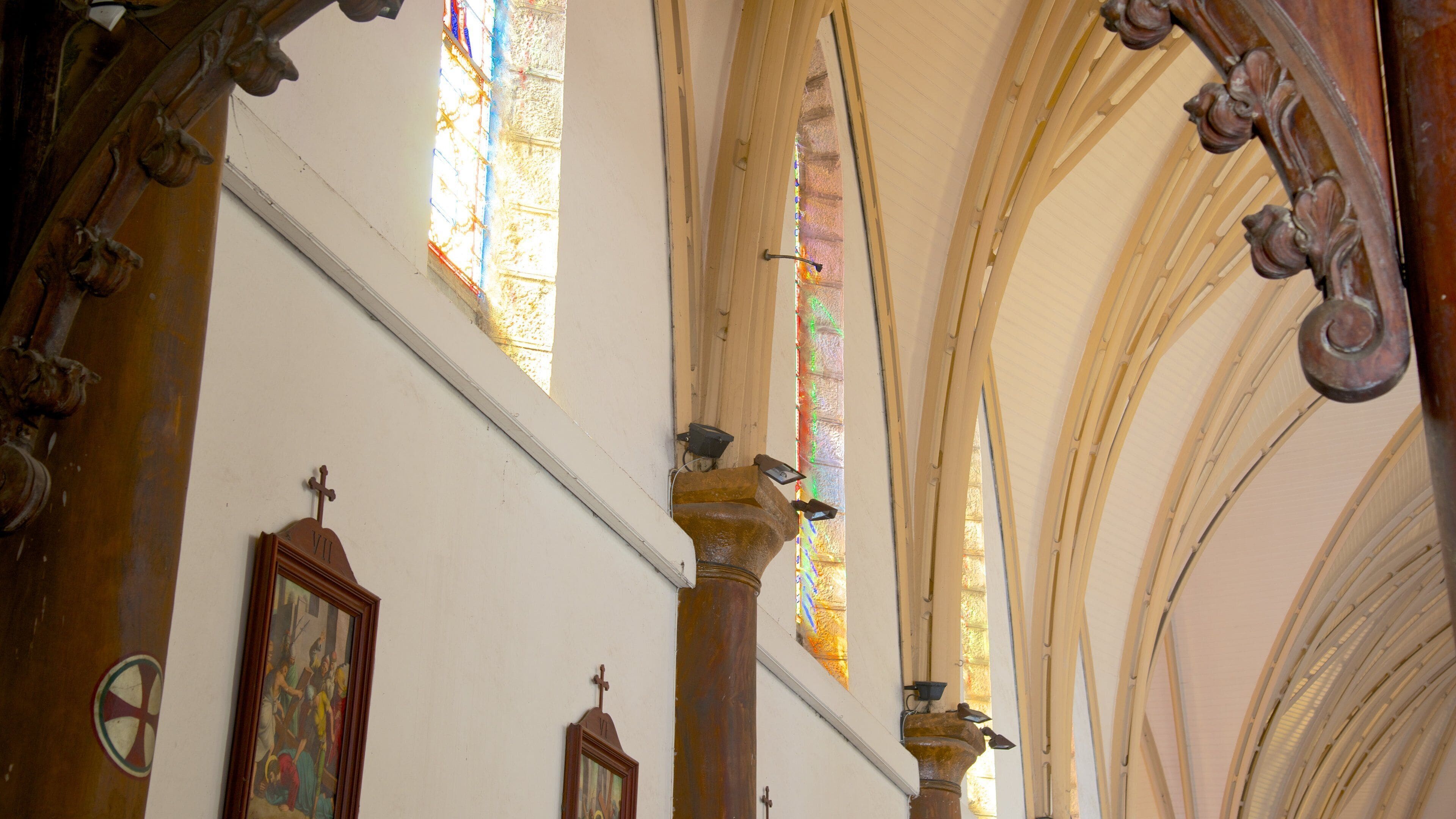 Cathédrale de Nouméa montrant vues intérieures et église ou cathédrale
