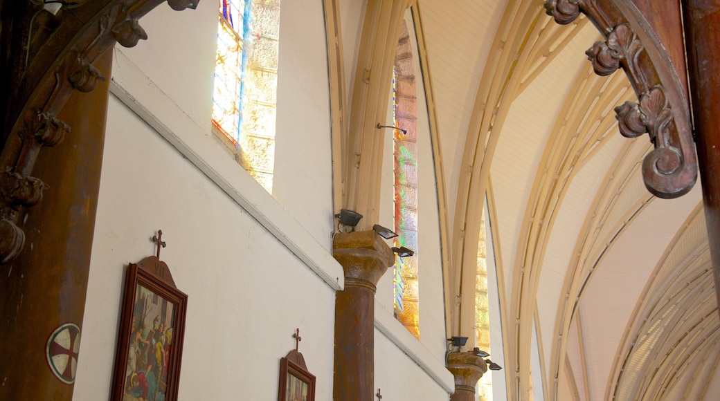 Catedral de Noumea que incluye una iglesia o catedral y vistas de interior