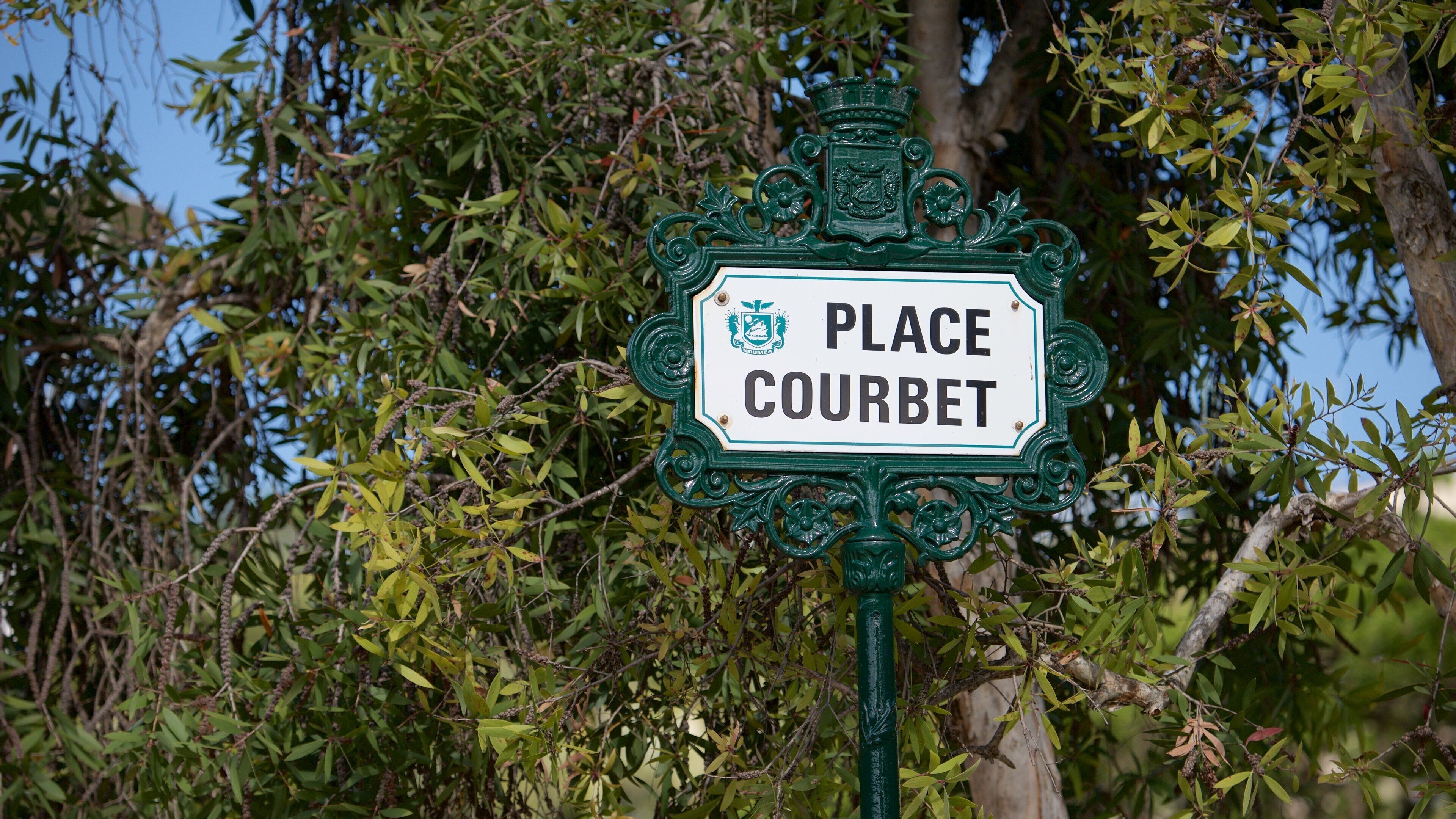 Place des Cocotiers mettant en vedette signalisation