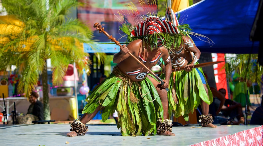 Plaza de los Cocoteros ofreciendo arte escénica y también un pequeño grupo de personas