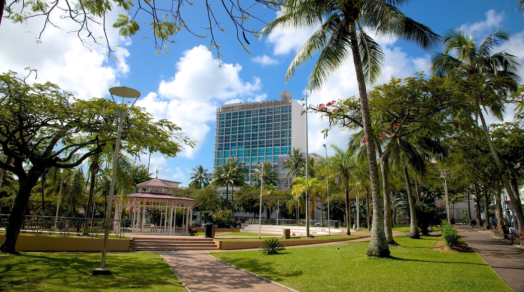 Plaza de los Cocoteros mostrando un jardín