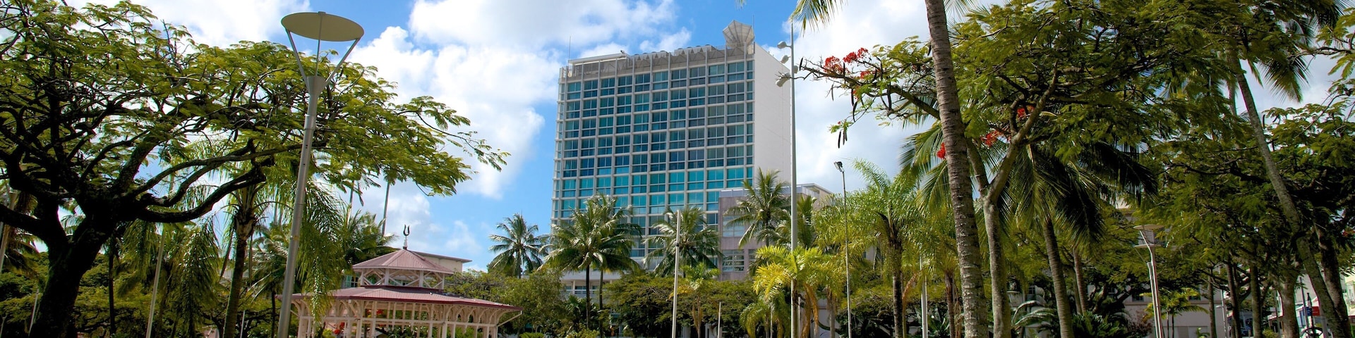 Place des Cocotiers mostrando um parque