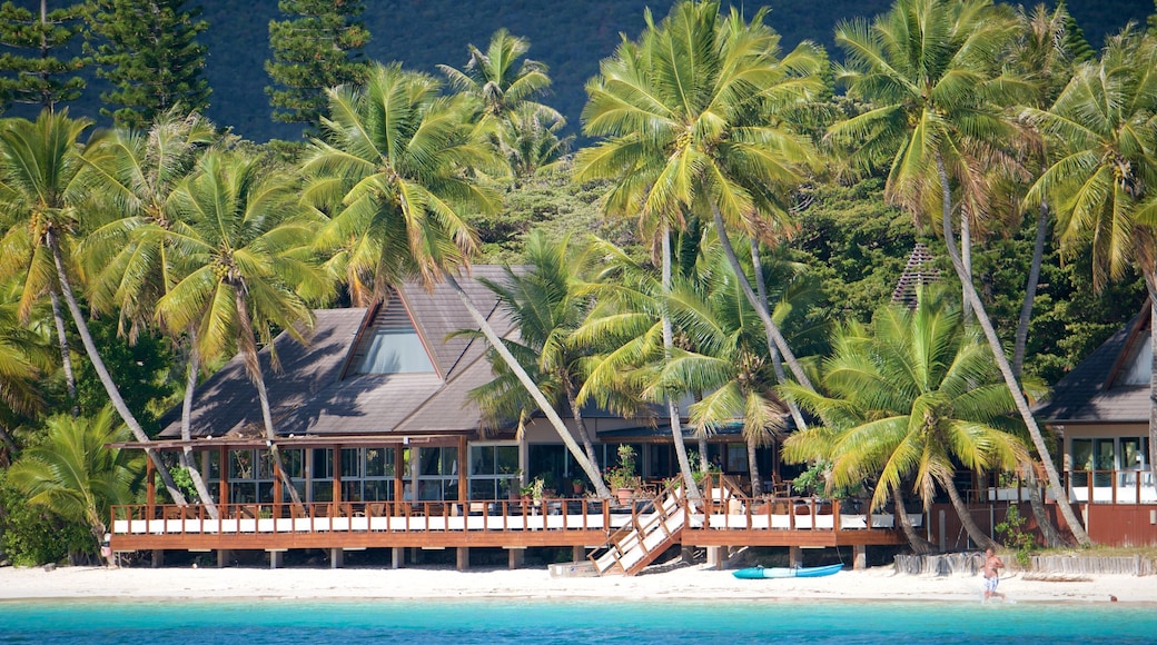 Kuto Beach mit einem Luxushotel oder Resort und Strand