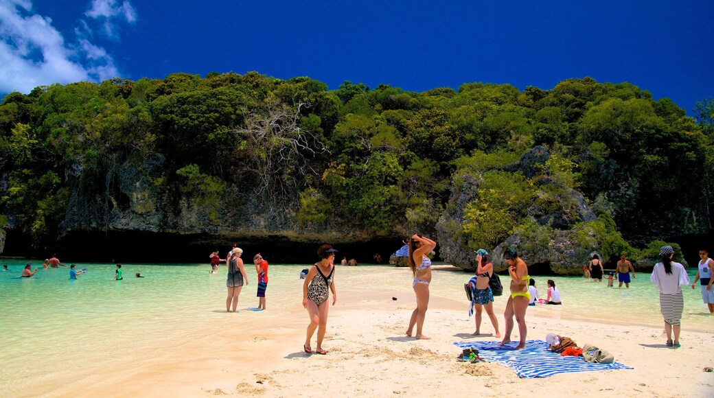 Plage de Kanumera mettant en vedette plage aussi bien que important groupe de personnes