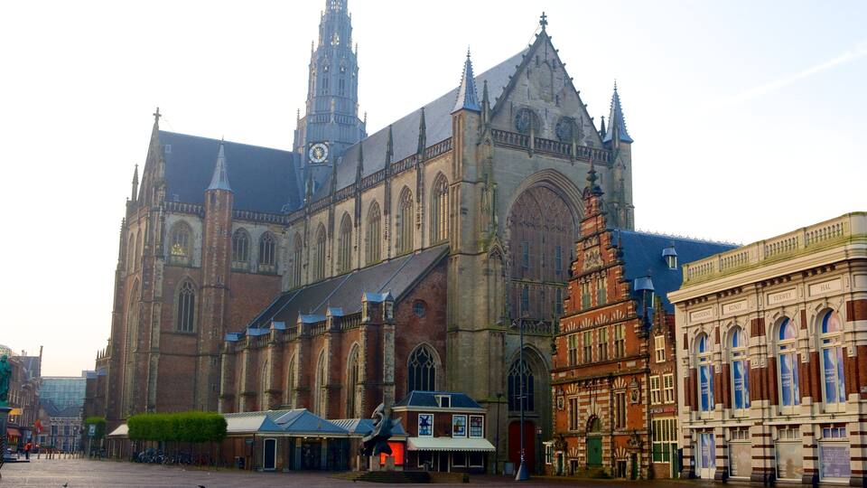 Une église historique, dotée de hautes flèches et d’une grande fenêtre en arc.
