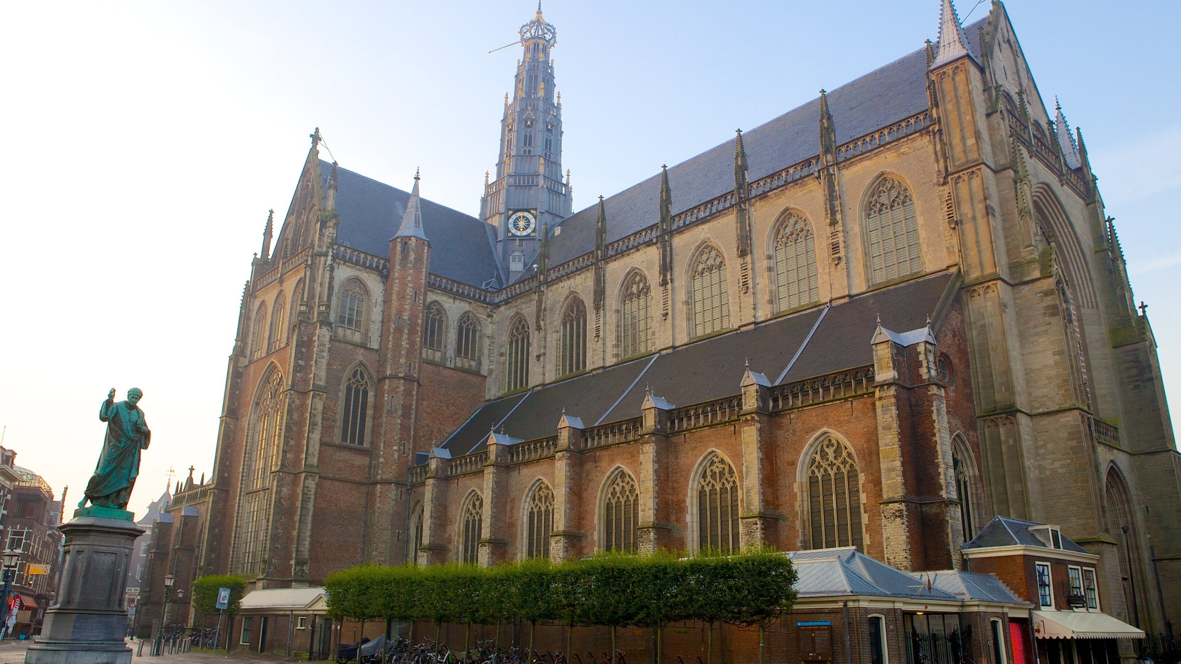 Grote Kerk og byder på kulturarvsgenstande, gadeliv og en kirke eller en katedral