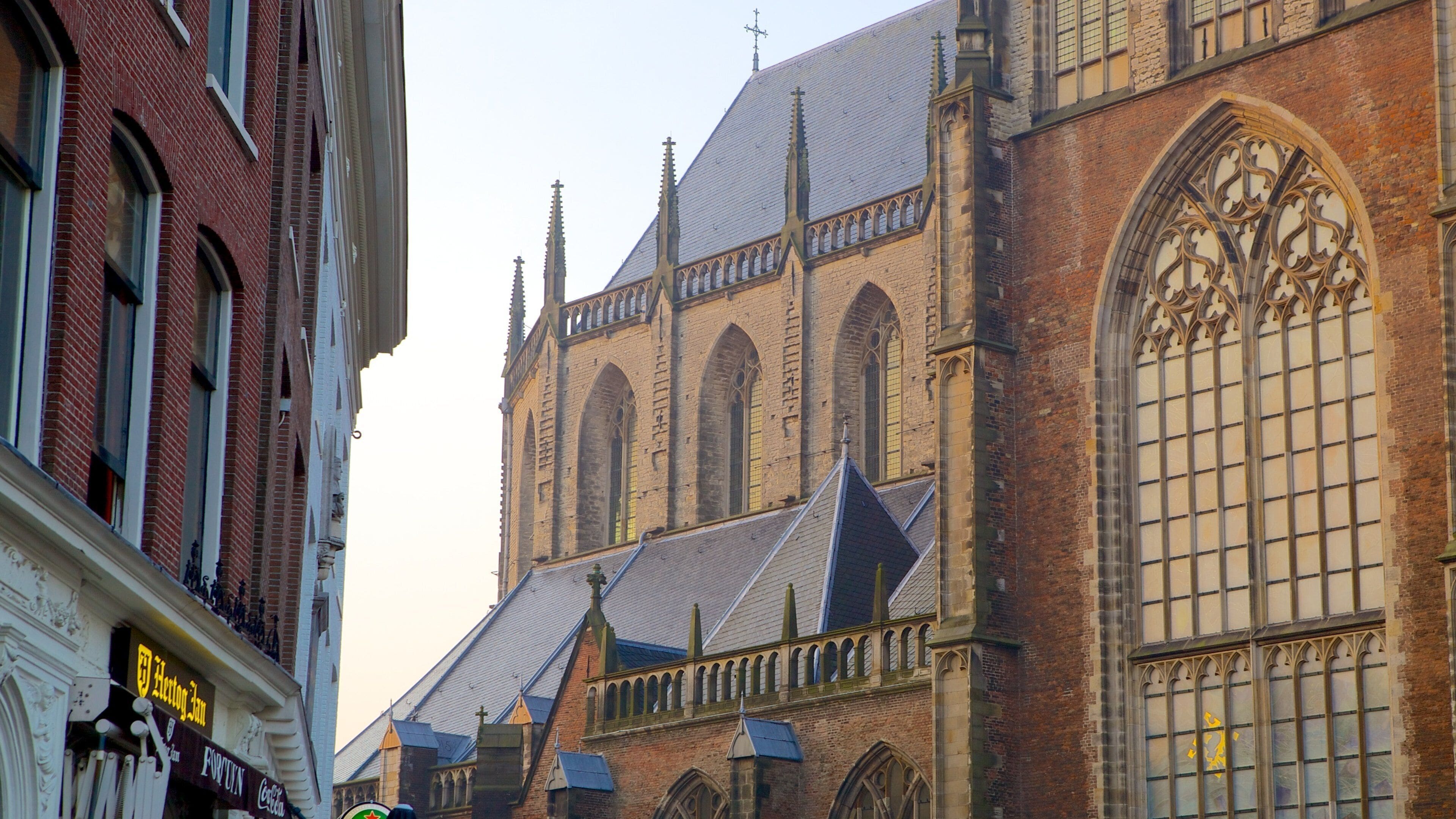 Een historisch kerkgebouw met puntbogen en een groot roosvenster.