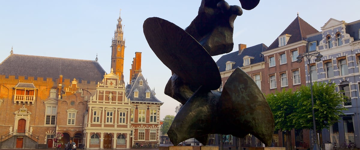 Grote Markt which includes outdoor art