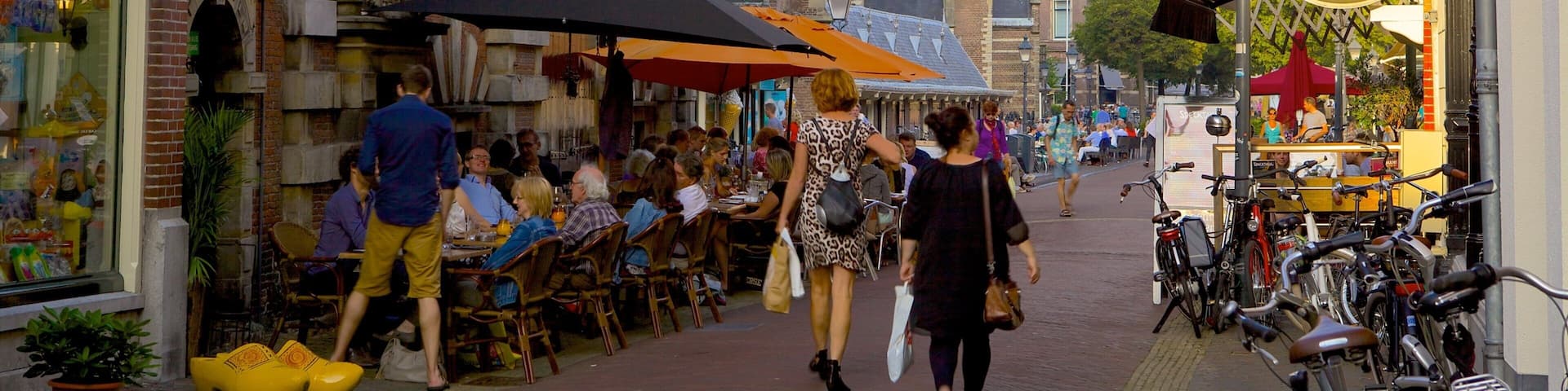 Grote Markt featuring café scenes, street scenes and outdoor eating