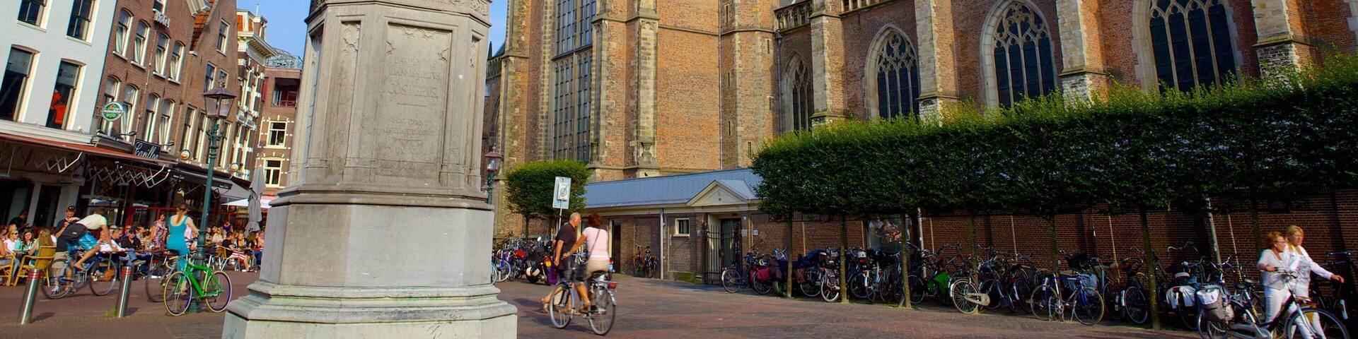 Grote Markt featuring street scenes and a statue or sculpture