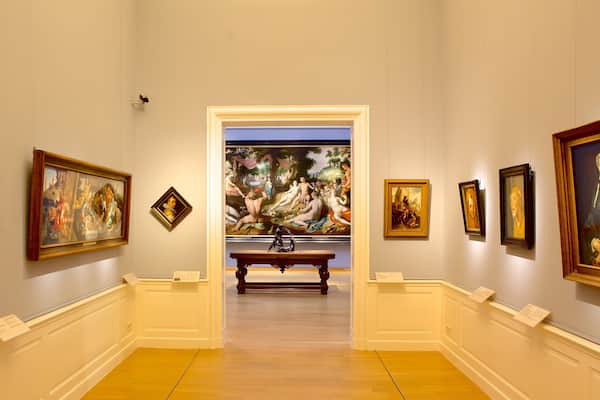 Une galerie d’art où sont exposées des peintures et des sculptures classiques.
