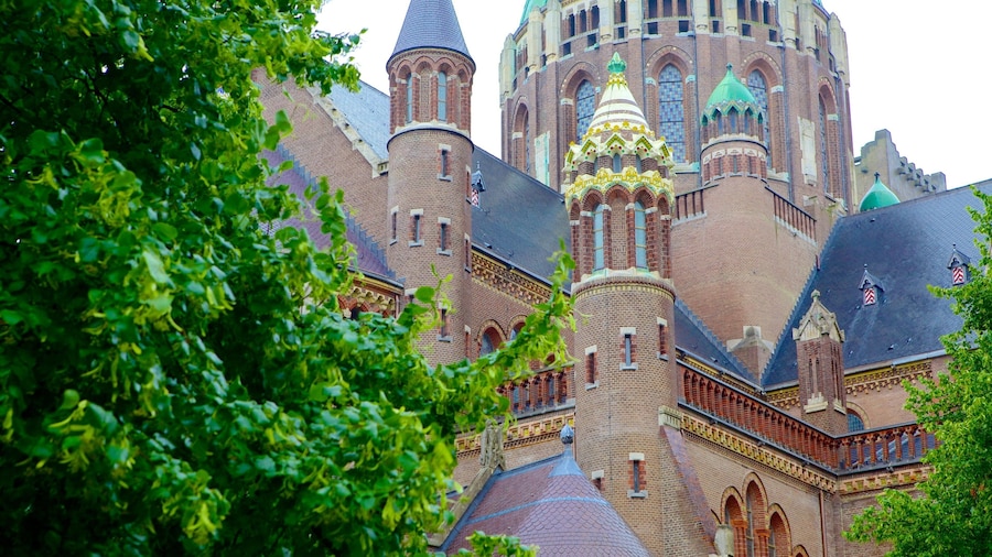 Catedral de San Bavón ofreciendo patrimonio de arquitectura, una iglesia o catedral y elementos religiosos