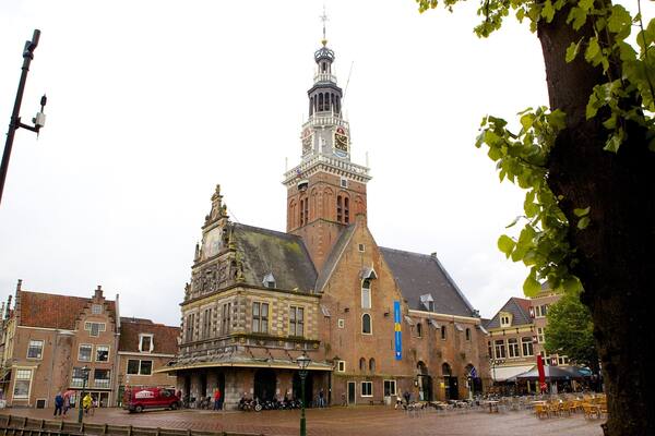 Waag welches beinhaltet Straßenszenen