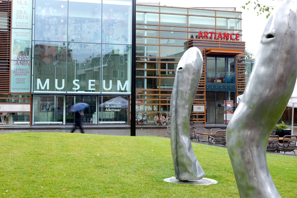 Museo, jossa on lasijulkisivu ja ulkona oleva oleskelualue.