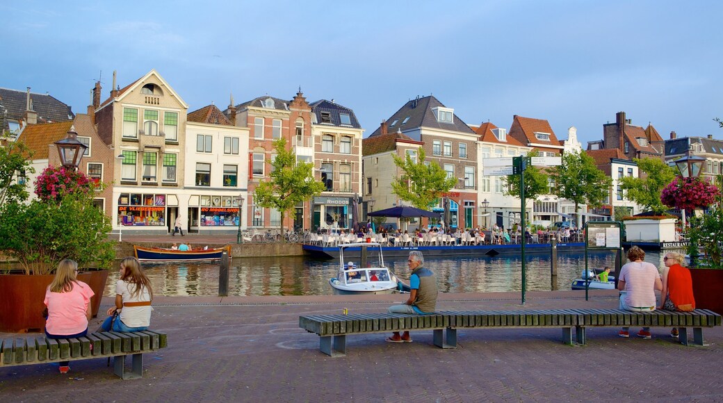 Beestenmarkt som viser gatescener i tillegg til en stor gruppe med mennesker