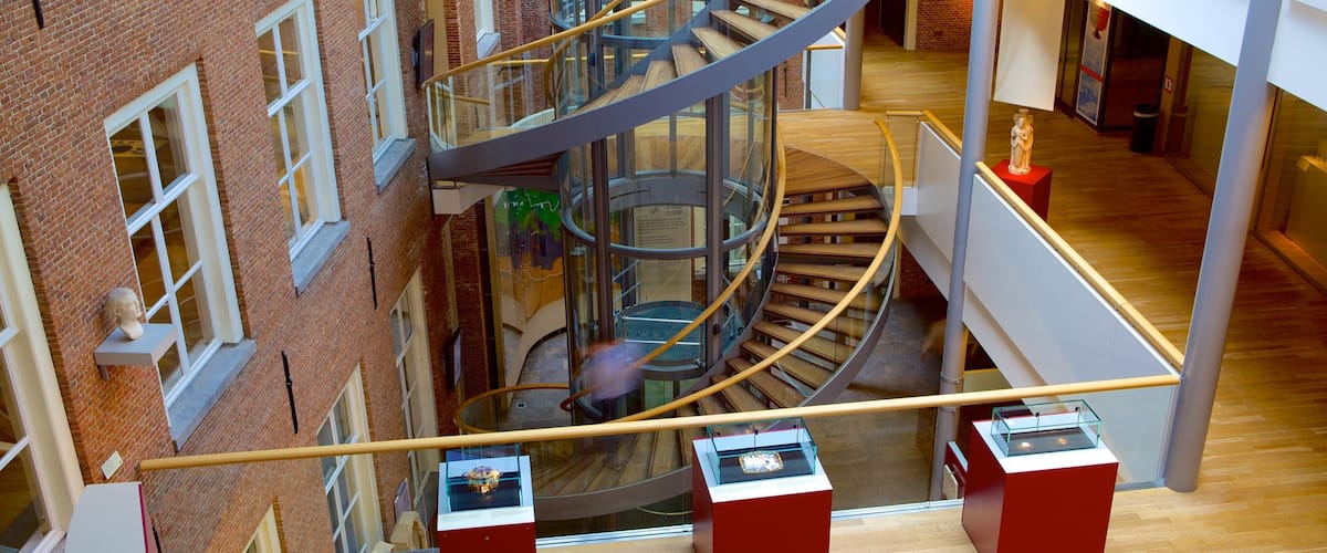 Rijksmuseum van Oudheden que incluye arquitectura moderna y vistas interiores
