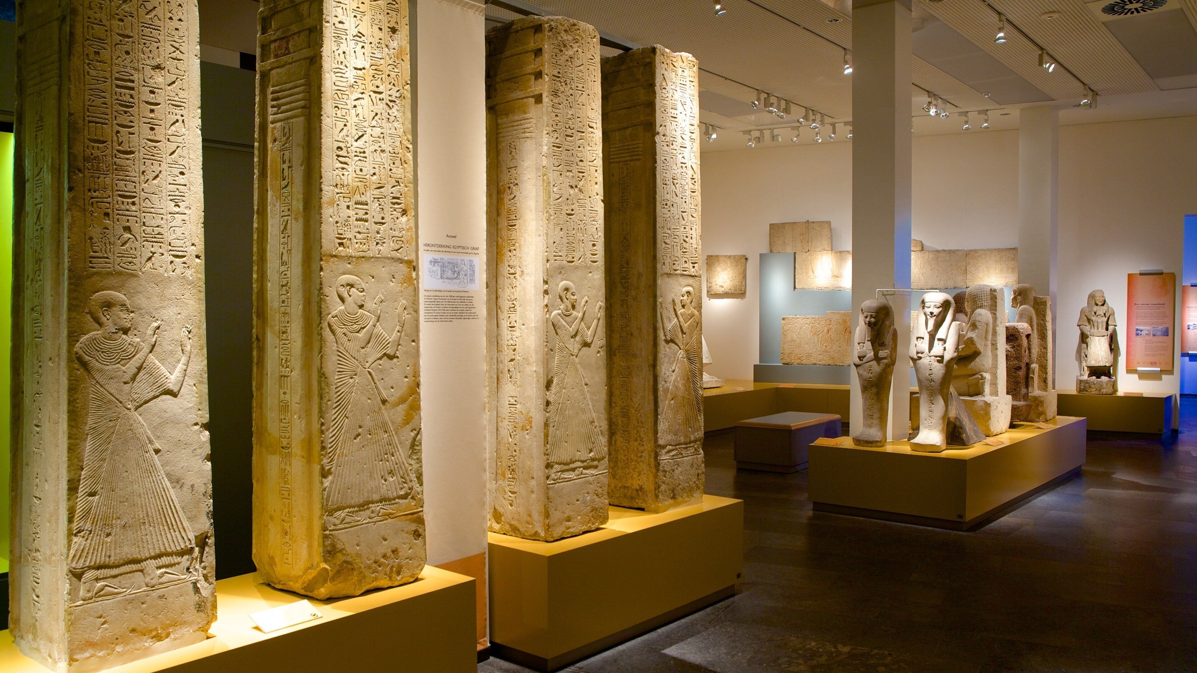 Rijksmuseum van Oudheden mostrando una estatua o escultura, elementos patrimoniales y vista interna