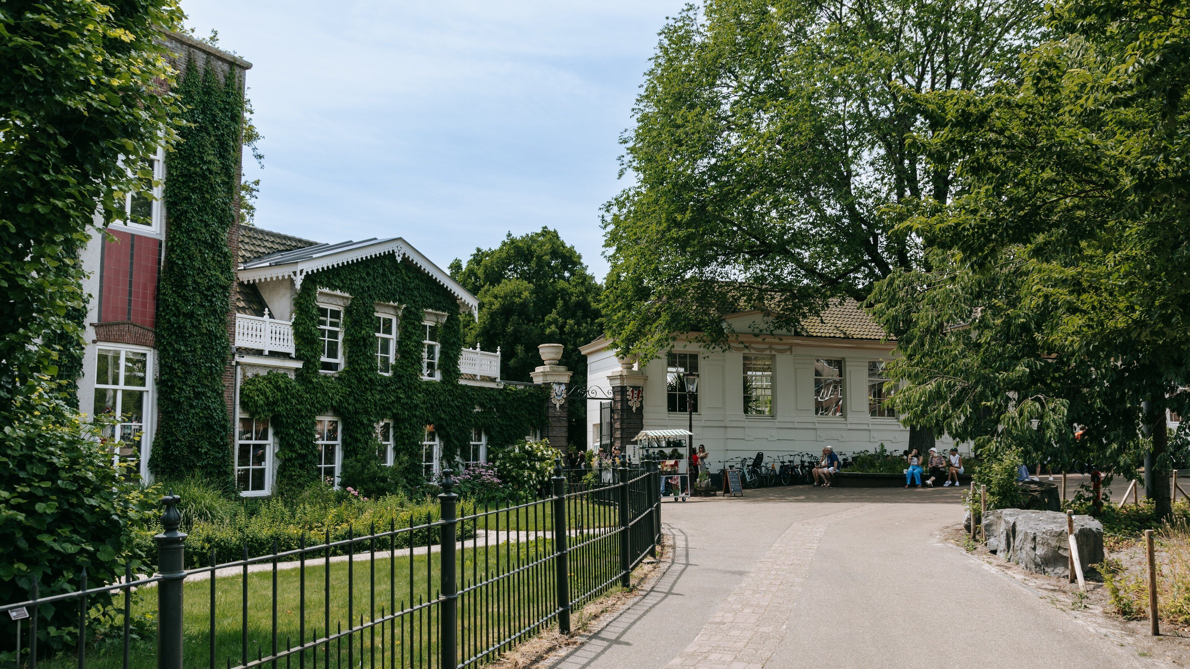 Hortus Botanicus showing a small town or village