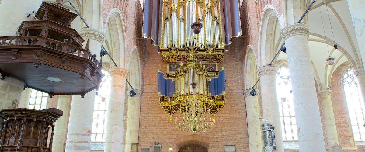 Pieterskerk inclusief historische architectuur, een kerk of kathedraal en interieur