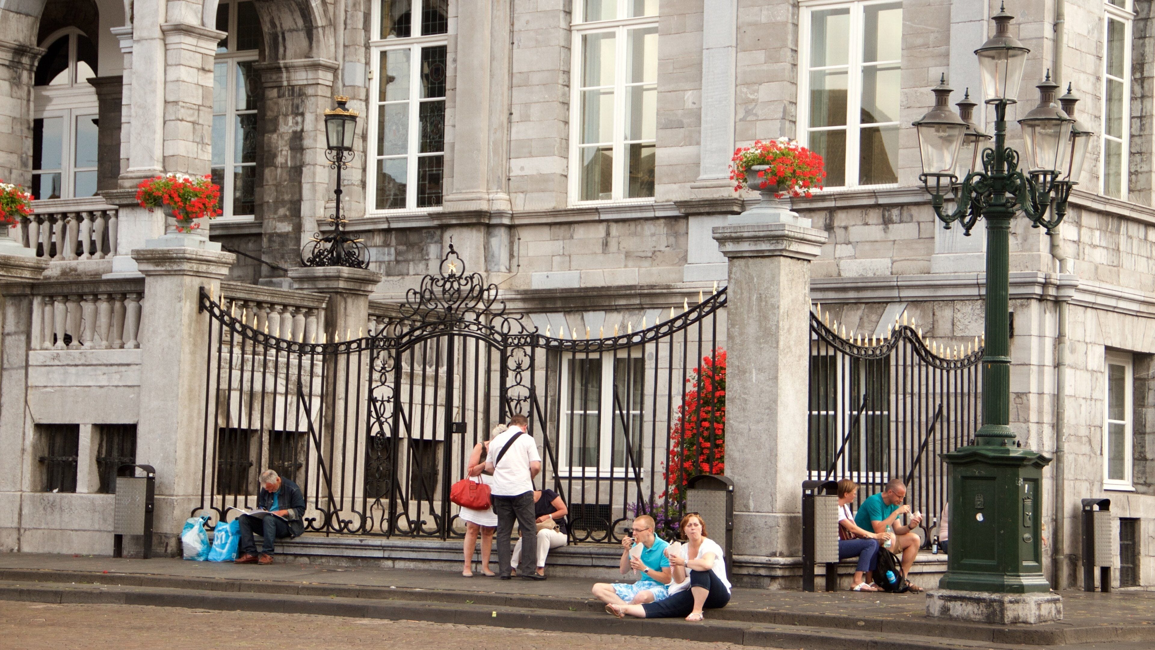 Stadhuis bevat historisch erfgoed en historische architectuur en ook een klein groepje mensen