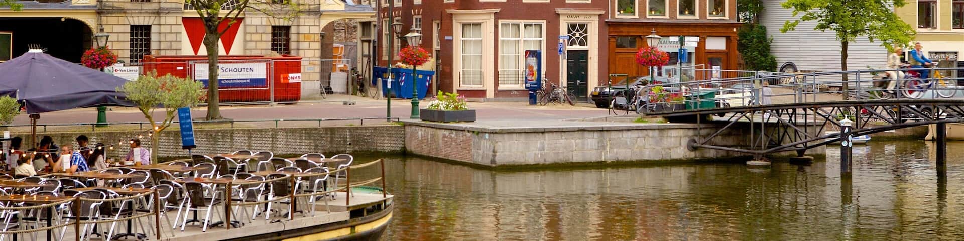 Waag featuring street scenes, a square or plaza and heritage architecture