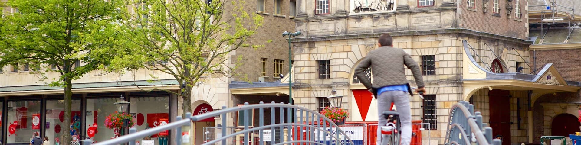 Waag das einen Straßenszenen, Fahrradfahren und historische Architektur