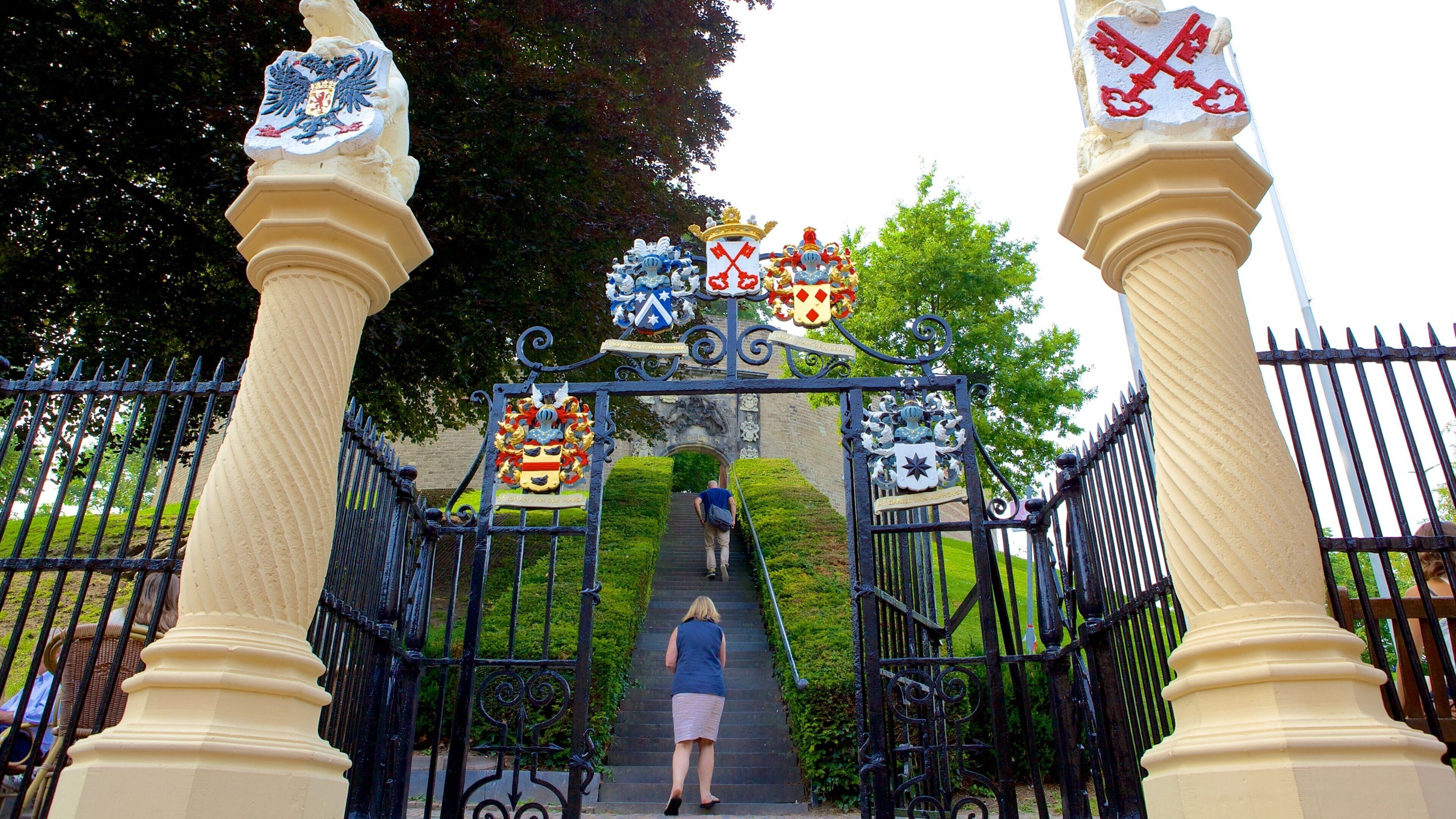 Burcht featuring outdoor art and a castle