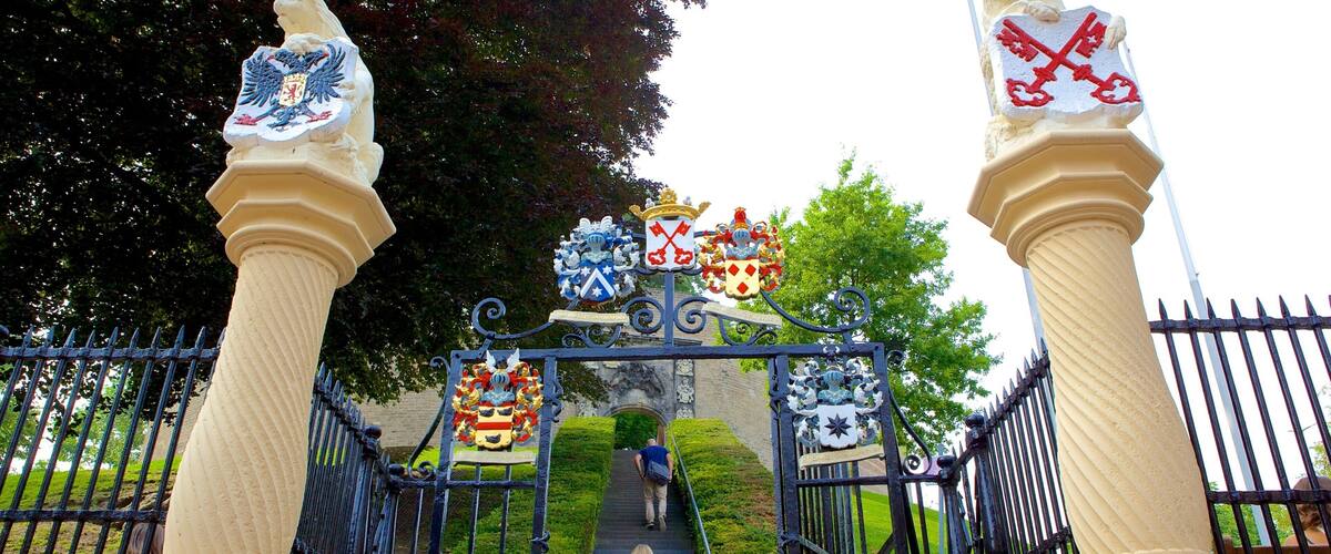 Burcht showing a castle and outdoor art
