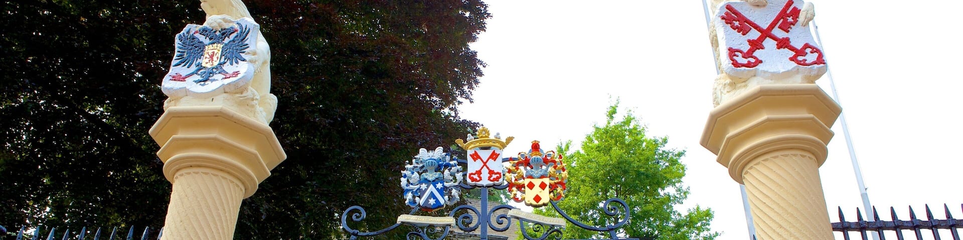 Burcht showing a castle and outdoor art