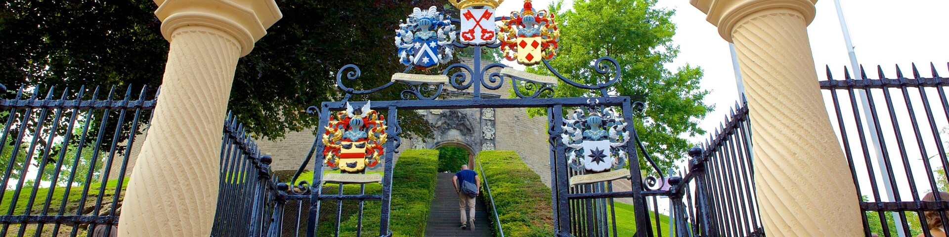 Burcht ofreciendo castillo o palacio y arte al aire libre