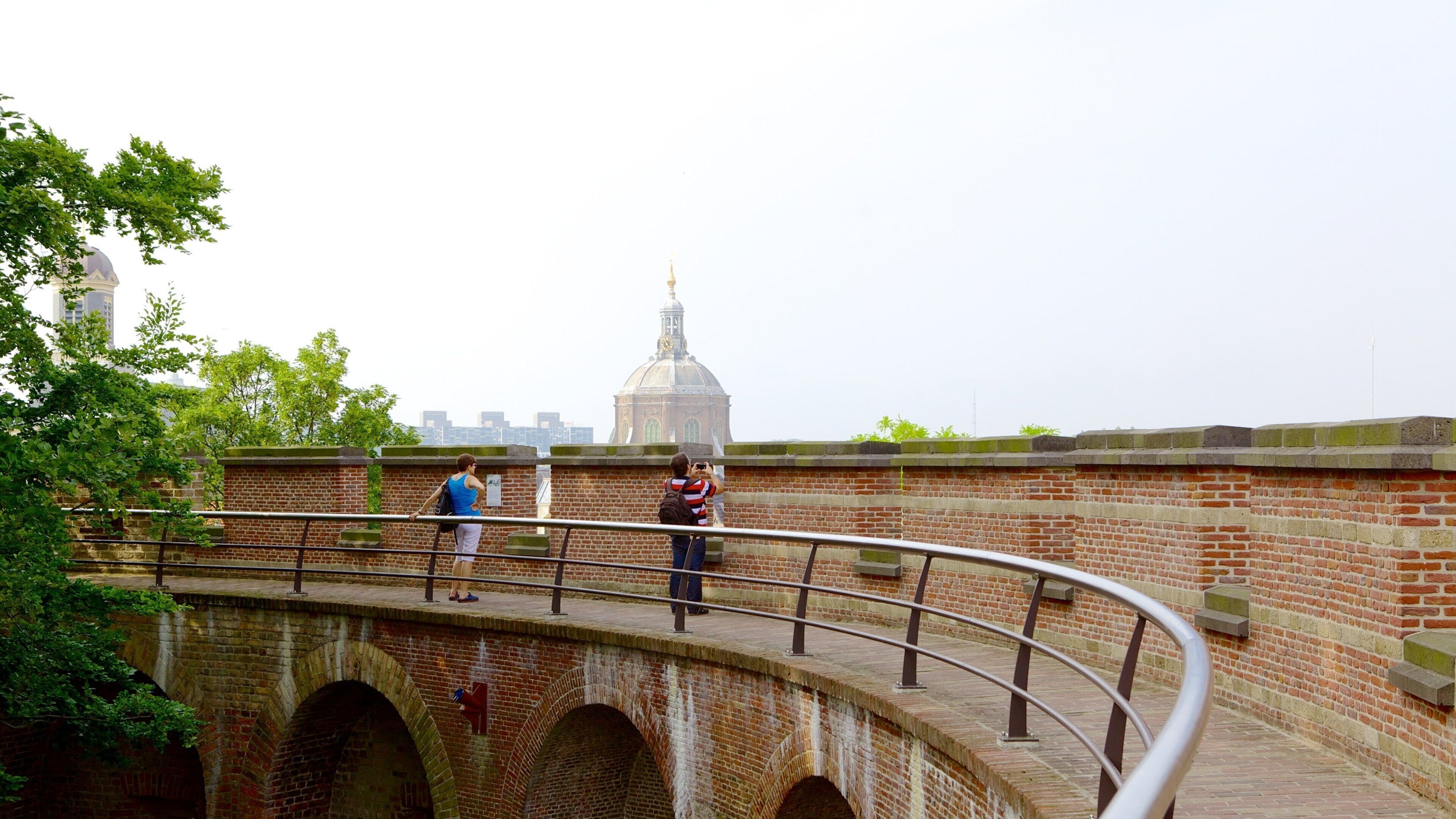 De Burcht bevat historische architectuur en ook een klein groepje mensen