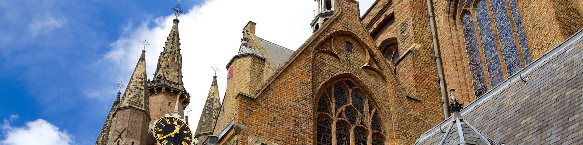 Oude Kerk which includes a church or cathedral, heritage elements and heritage architecture